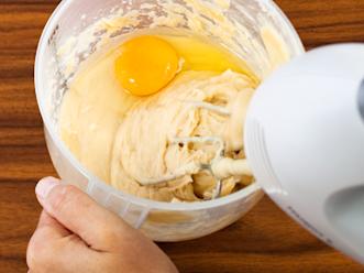 Lisää munat yksitellen taikinaan ja sekoita sähkövatkaimella voimakkaasti vatkaten jokaisen munan jälkeen.