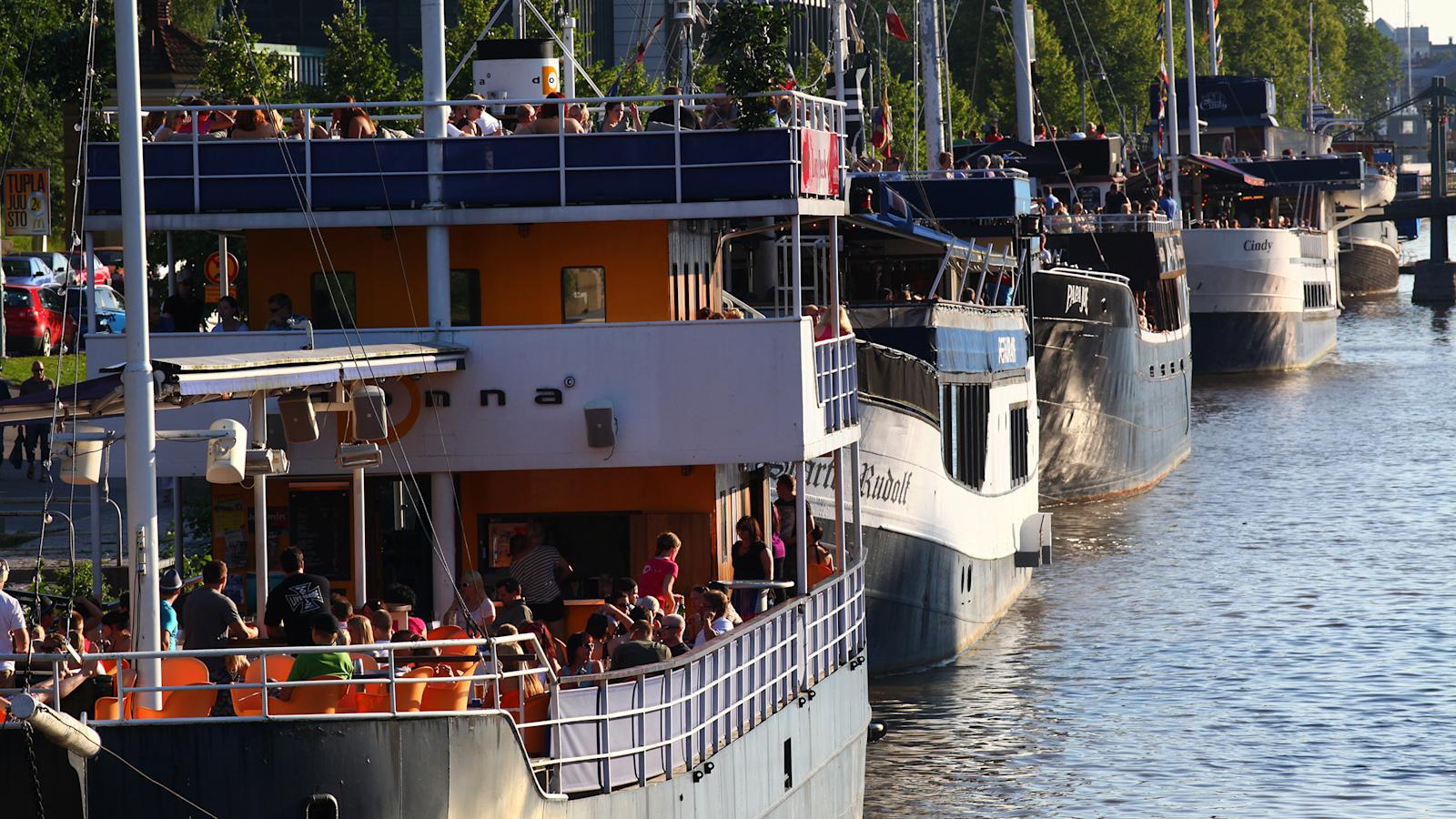 Turkua halkova Aurajoki kerää ihmisiä yhteen nauttimaan kaupungin tunnelmasta.