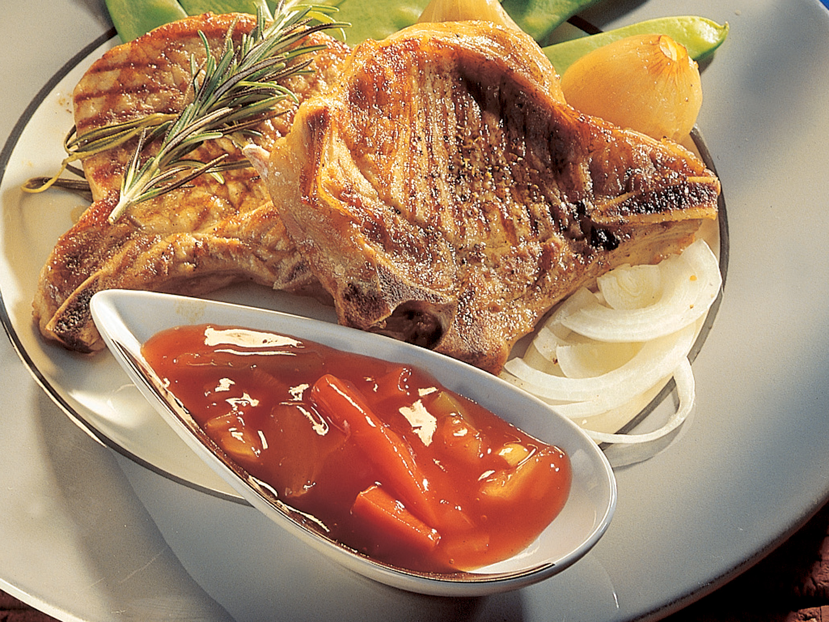 Porsaan grillileikkeet ja sipulit