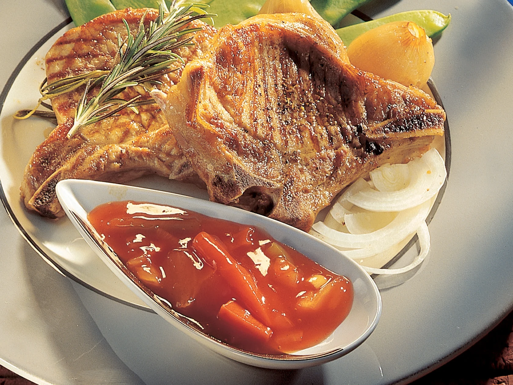 Porsaan grillileikkeet ja sipulit