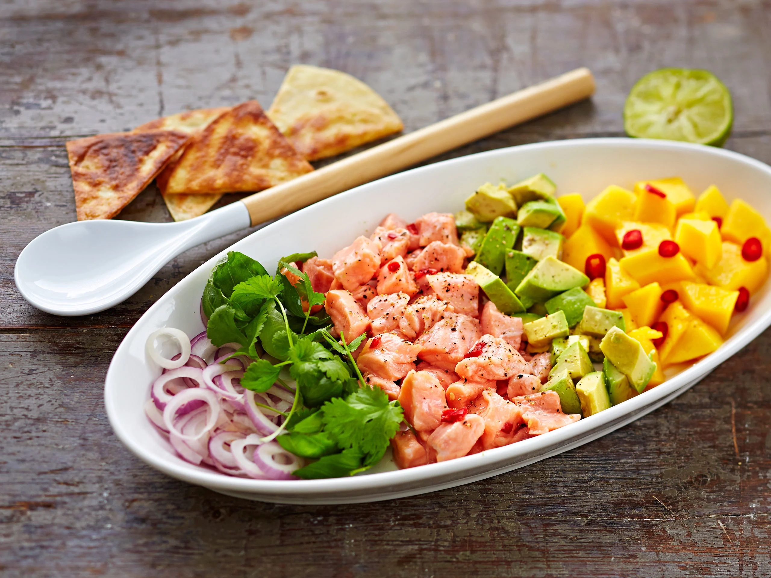 Lohiceviche-hedelmäsalaatti