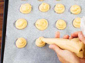 Nosta tai pursota taikinasta teelusikan kokoisia nokareita leivinpaperoidulle uunipellille. Paista 200-asteisen uunin keskiosassa noin 20 minuuttia. Älä avaa uunin luukkua paistamisen aikana.