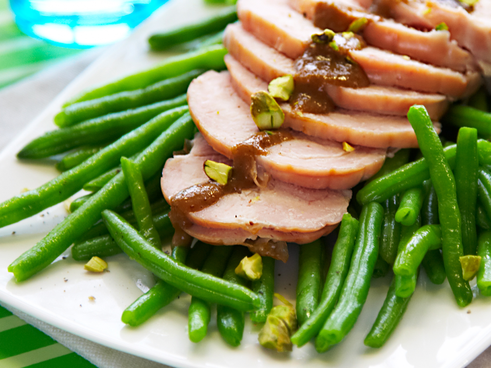 Kalkkunaa pistaasi-viikunakastikkeella