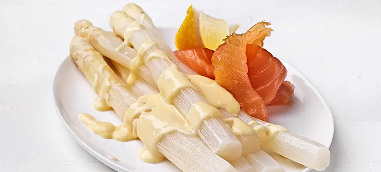 Valkoista parsaa hollandaisekastikeella ja graavilohella