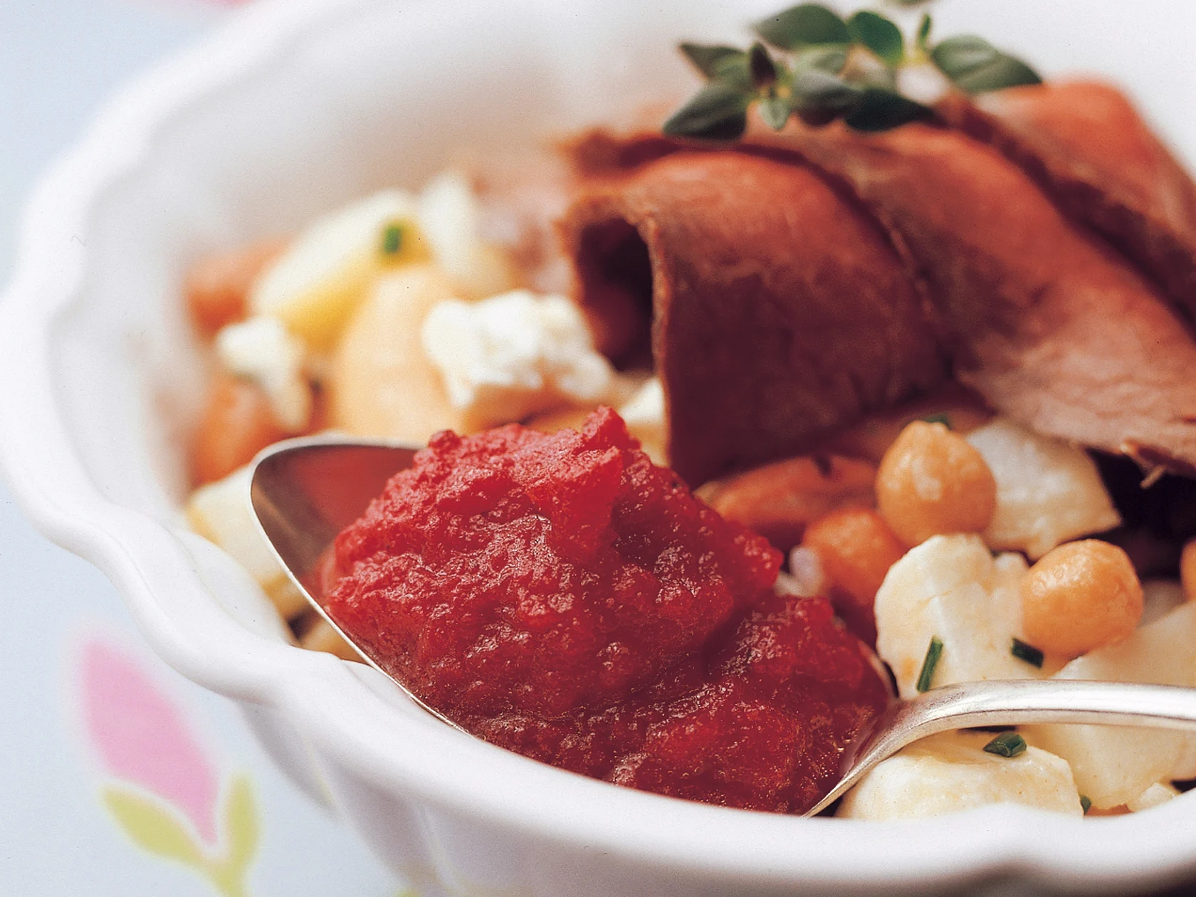 Punainen juureskastike