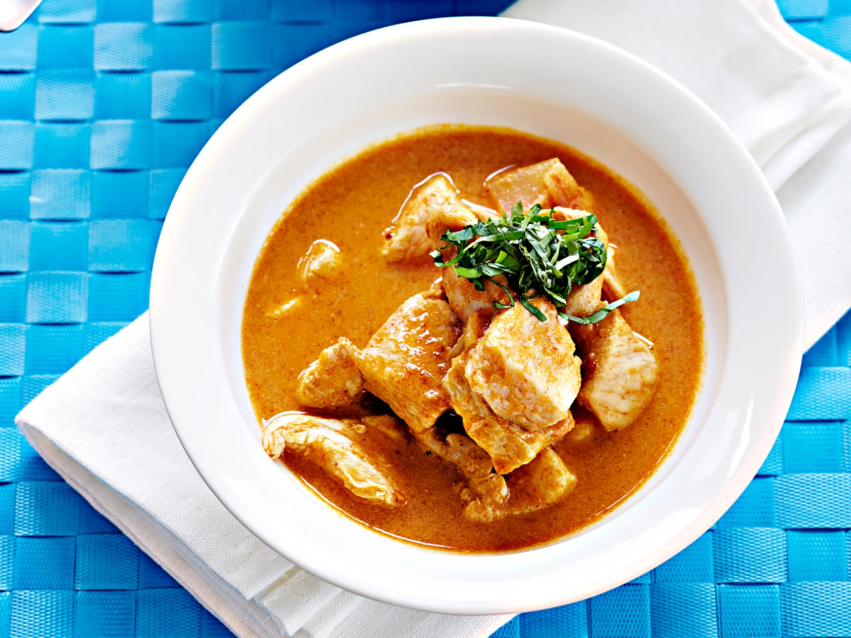 Broileri-maapähkinäkastike