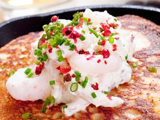 Katkaraputahna: Sulata katkaravut. Sekoita kaikki ainekset keskenään. Savulohitahna: Hienonna lohi. Sekoita kaikki ainekset keskenään.