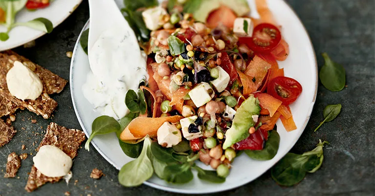 Sitruunainen kikherne-fetasalaatti