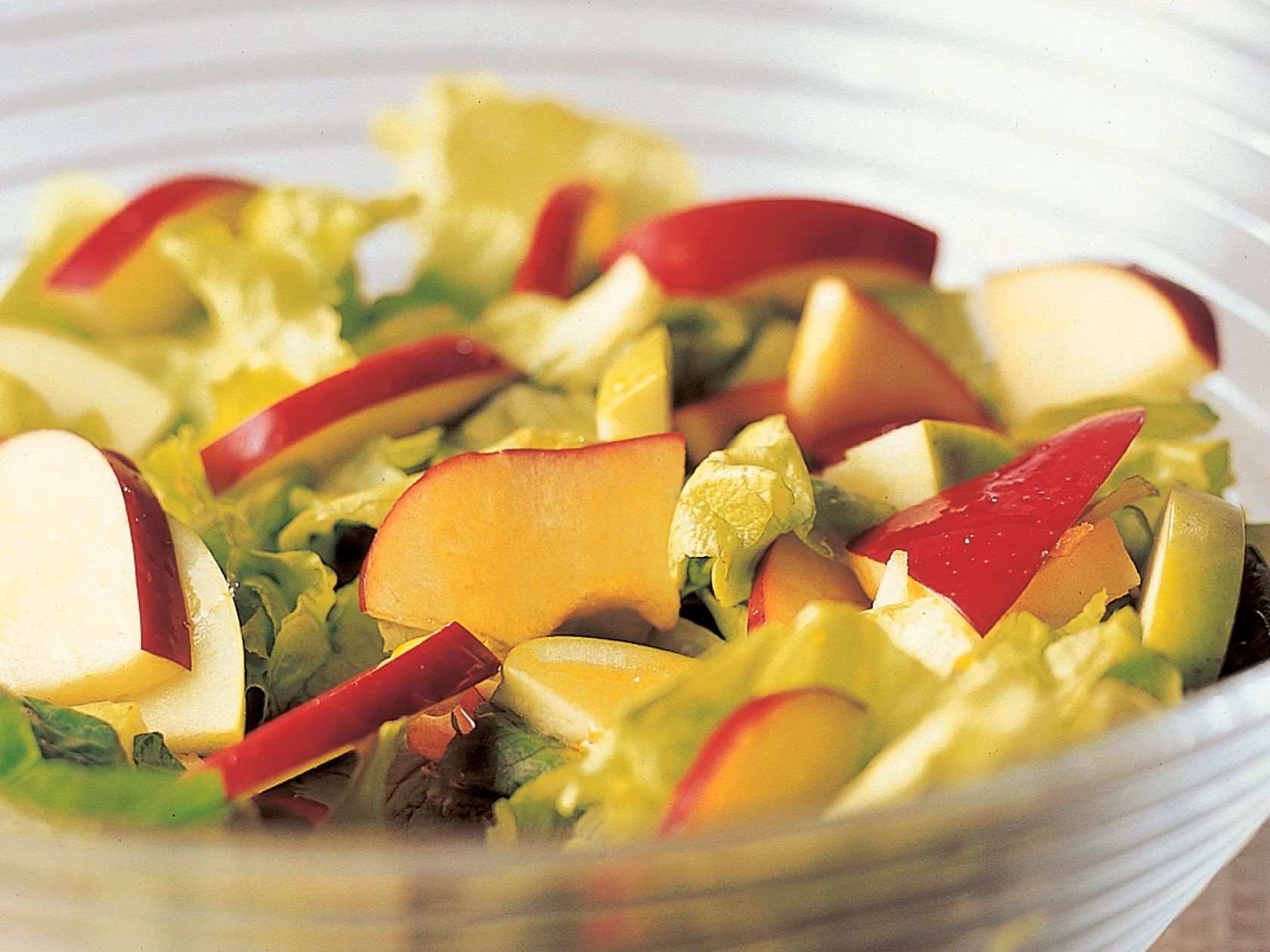 Talvinen omenasalaatti