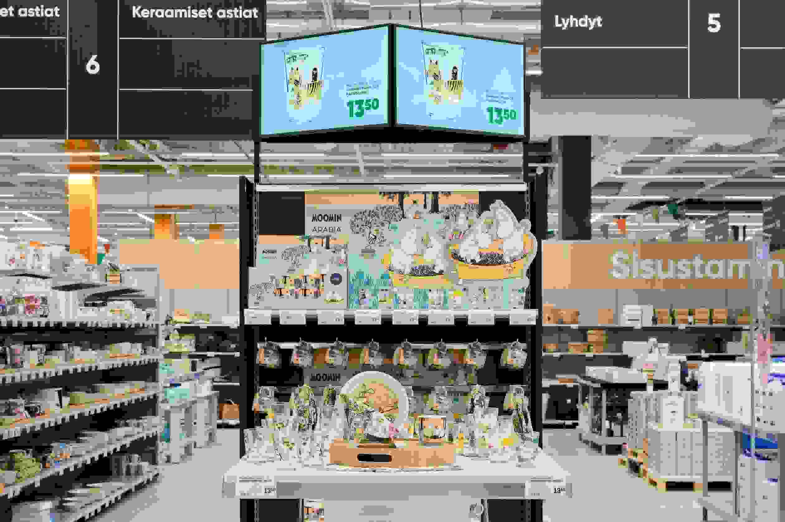 Hylly Prisma-myymälässä, jossa muumimukeja ja muita muumituotteita