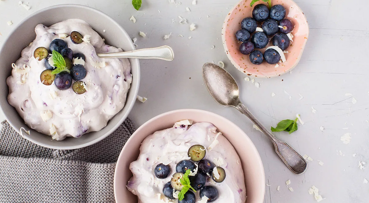 Valkosuklaa-mustikkamousse