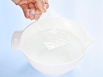 Vatkaa kerma vaahdoksi. Säästä puolet koristeluun. Liota liivatelehtiä kylmässä vedessä noin 5 minuuttia.