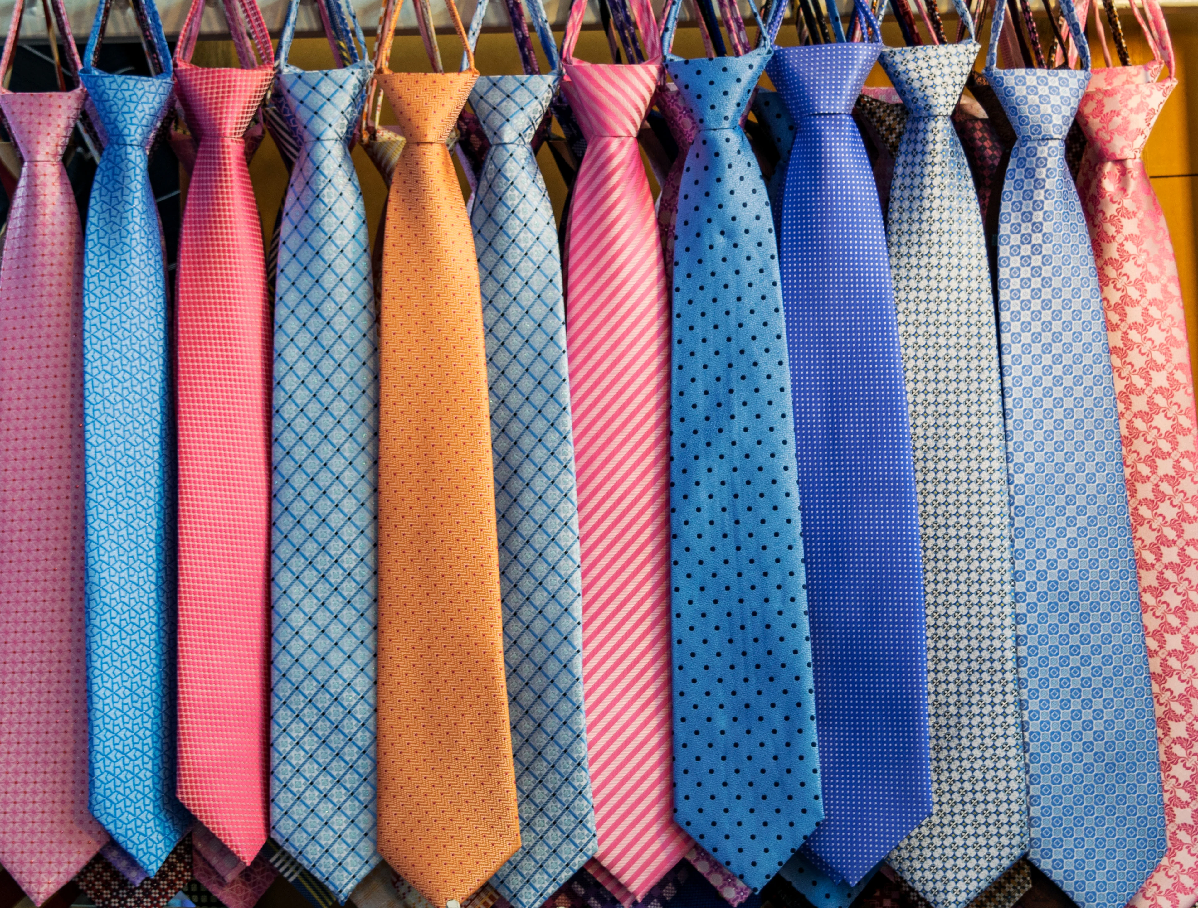 Värikkäitä kravatteja rivissä