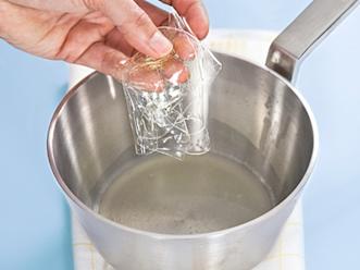 Purista liivatelehdet kuiviksi ja liuota ne kiehautettuun sitruunamehuun. Valuta hieman jäähtynyt liivateseos persikkatäytteeseen ja sekoita. Lisää joukkoon puolet kermavaahdosta kevyesti käännellen.