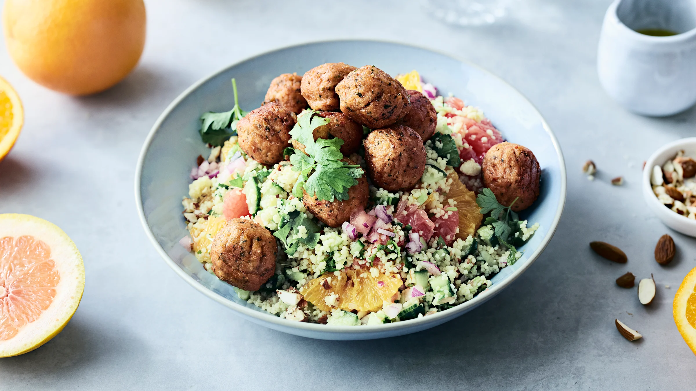 Sitruksinen couscoussalaatti ja falafelit