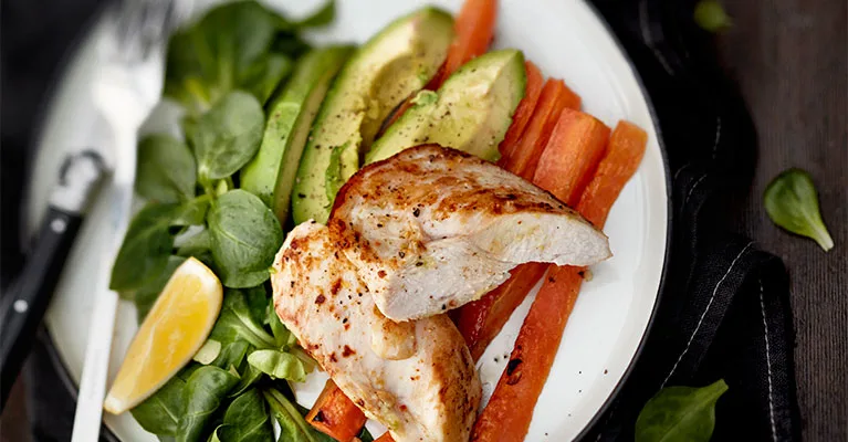 Paahdettu kanan rintafilee ja avokadoporkkanat