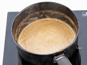 Valmista kastike. Keitä olutta, kermaa ja fondia 5–7 minuuttia. Mausta soijalla ja suurusta kylmään vesitilkkaan sekoitetulla tärkkelysjauholla. Kiehauta.