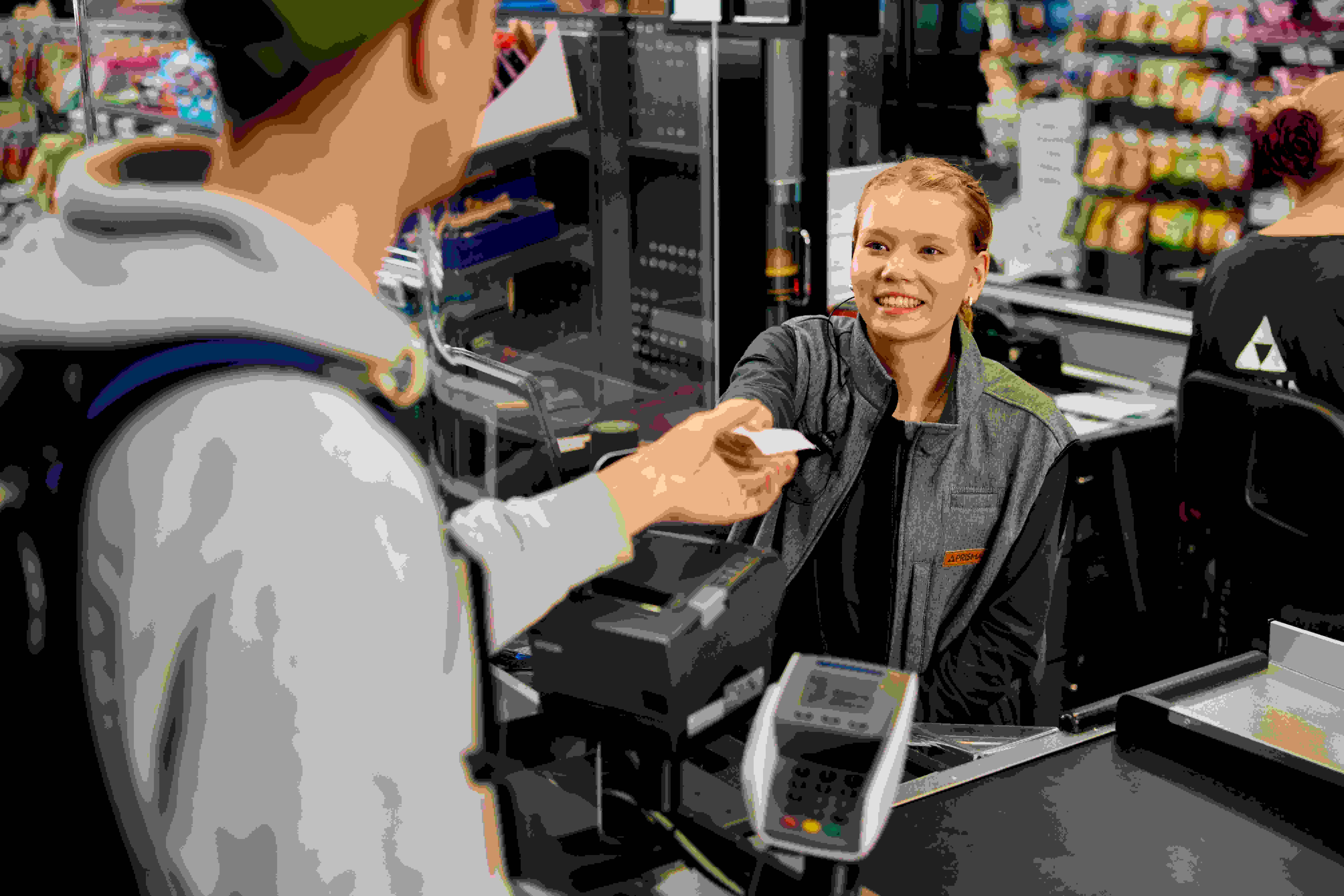 Kuvassa asiakaspalvelija ja asiakas