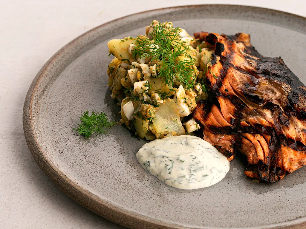 Grillattu kirjolohi, peruna-munamuussi ja kermaviilikastike