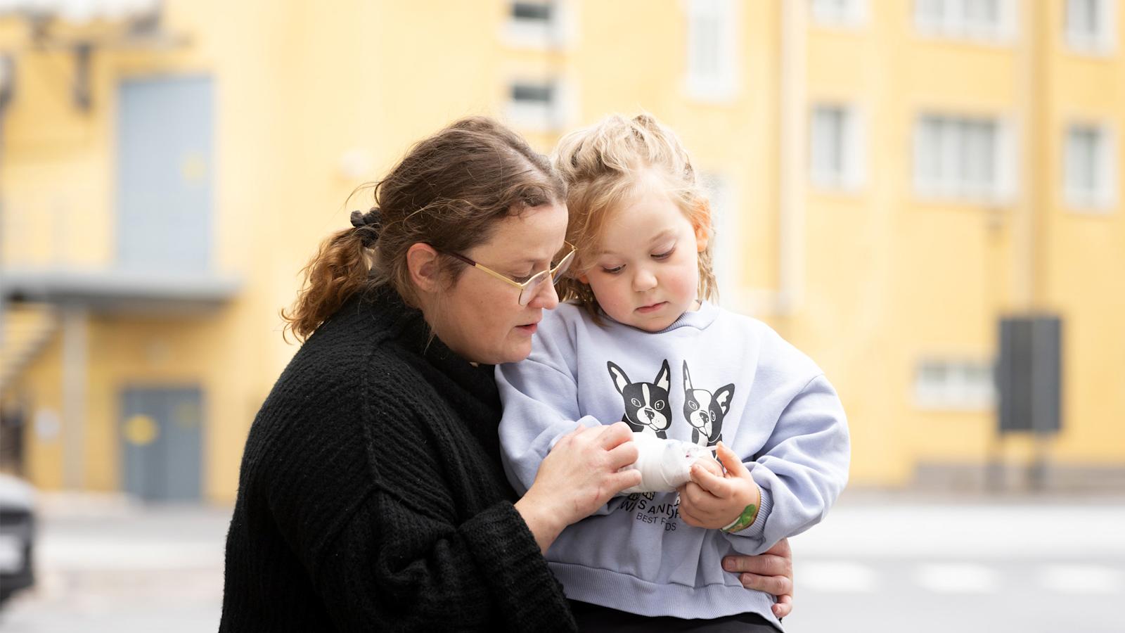 Maria Tiira tyttäreänsä Alman kanssa