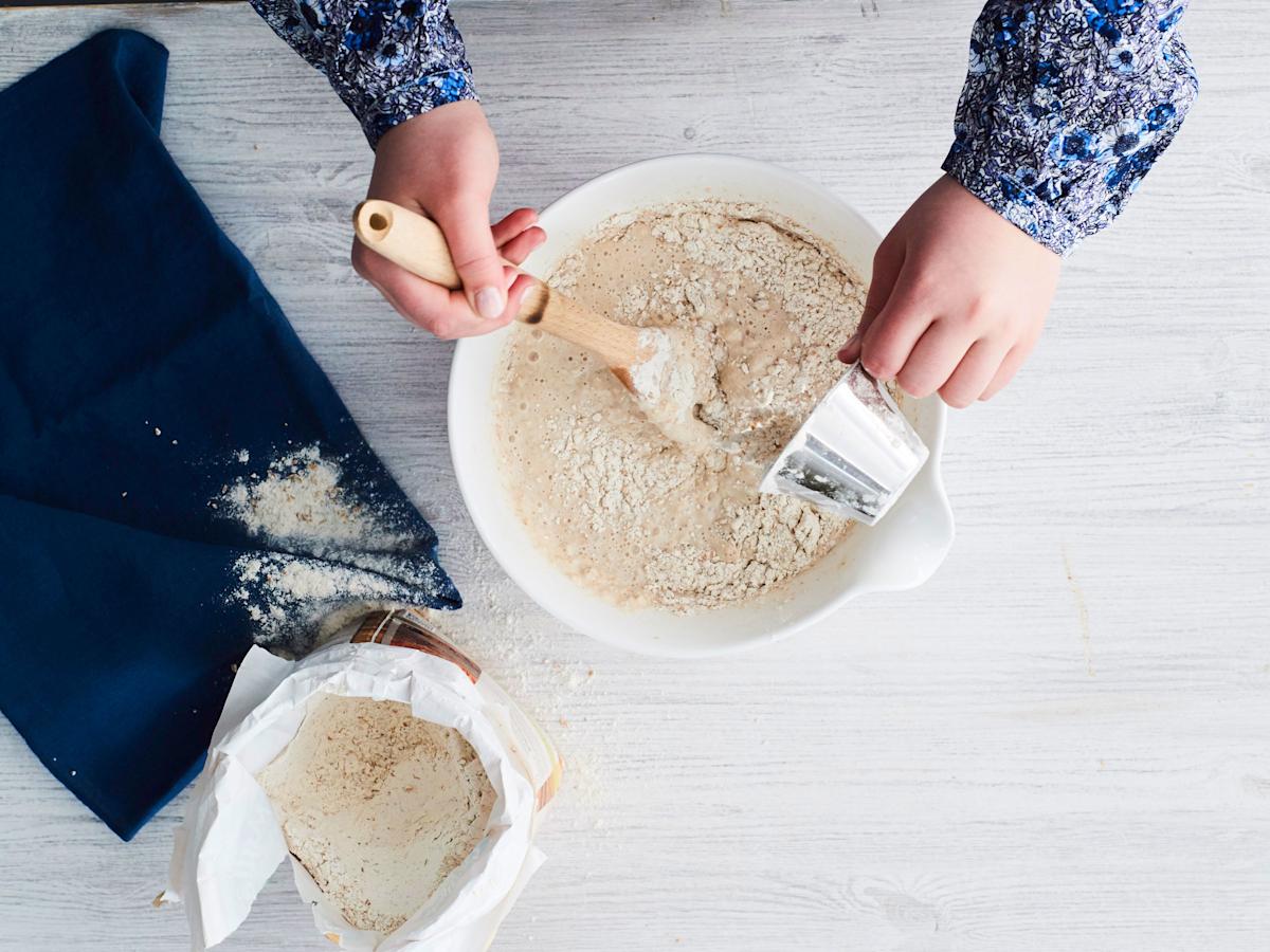 Lisää suola, sokeri ja kaurahiutaleet hiivaveteen.