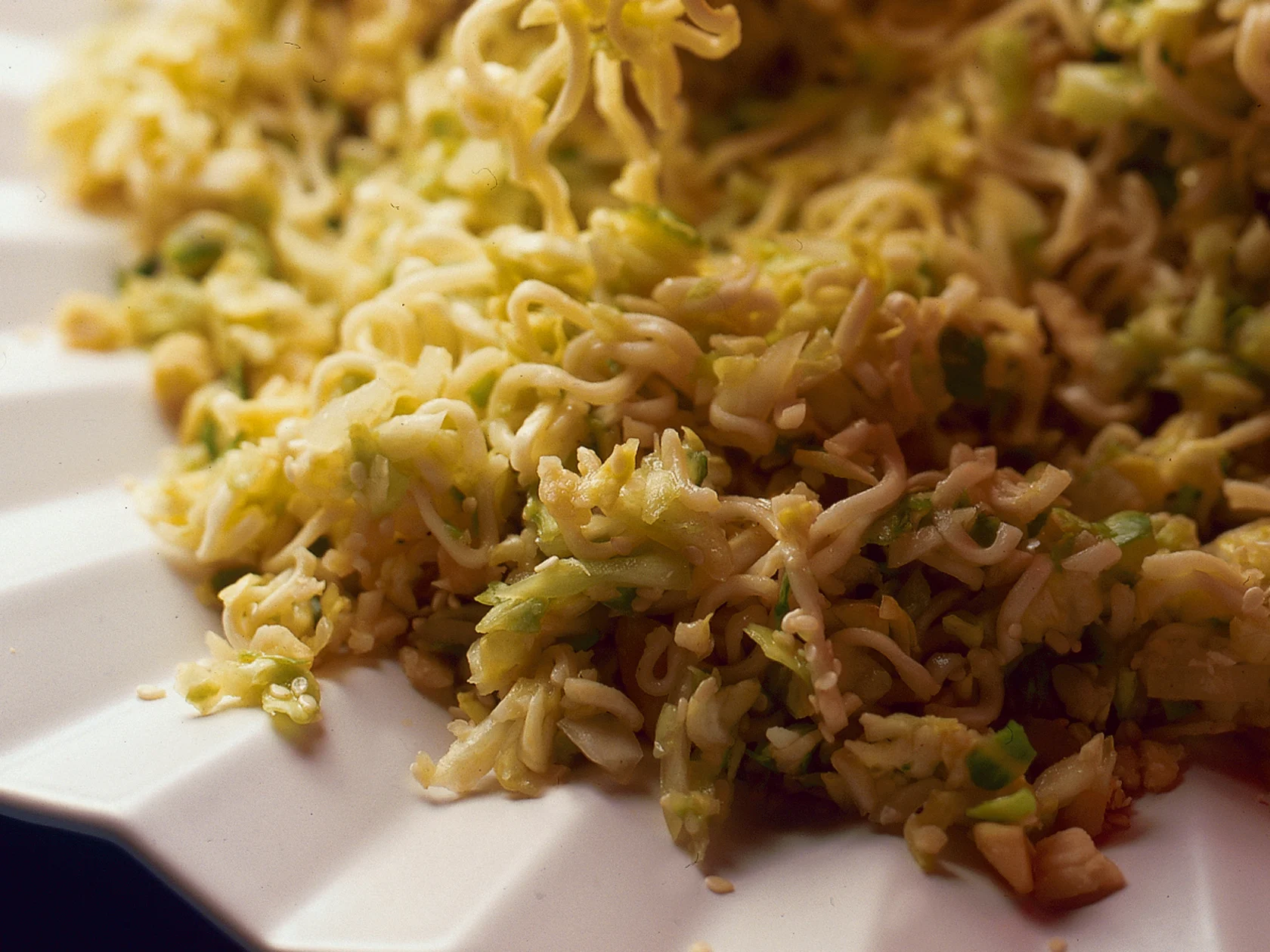 Varhaiskaali-nuudelisalaatti