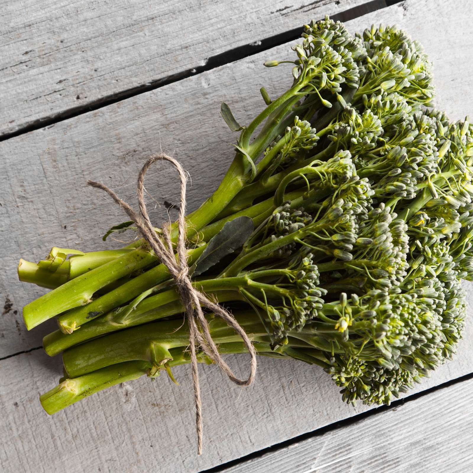 Broccolini on parsakaalin pidempi ja hoikempi pikkuserkku, parsakaalin ja härmekaalin risteytys.