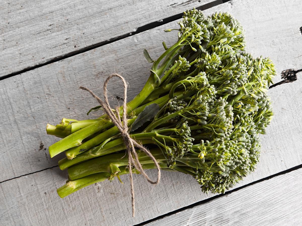 Broccolini on parsakaalin pidempi ja hoikempi pikkuserkku, parsakaalin ja härmekaalin risteytys.