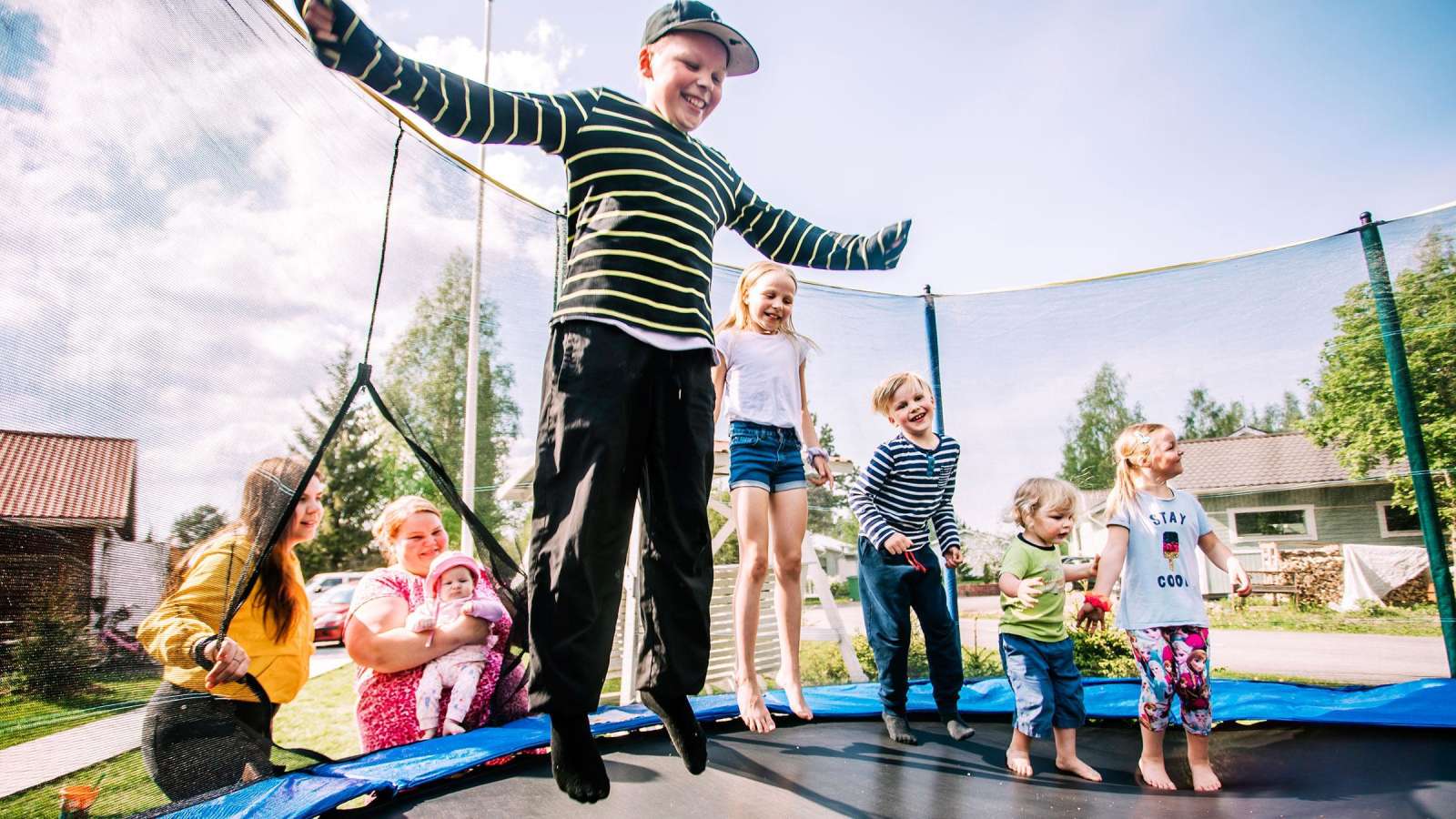 Lapset trampoliinilla