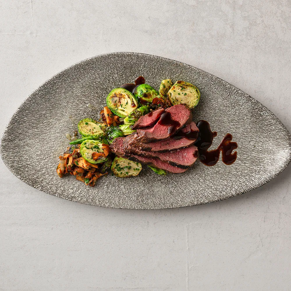 Hirven sisäpaistia, ruusukaalia, sieniä ja punaviinikastiketta