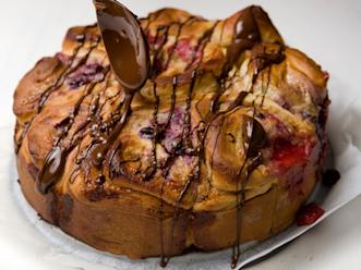 Sulata suklaa miedolla teholla mikrossa tai vesihauteessa, välillä sekoittaen. Valuta suklaa jäähtyneen kakun päälle. Anna suklaan jähmettyä.