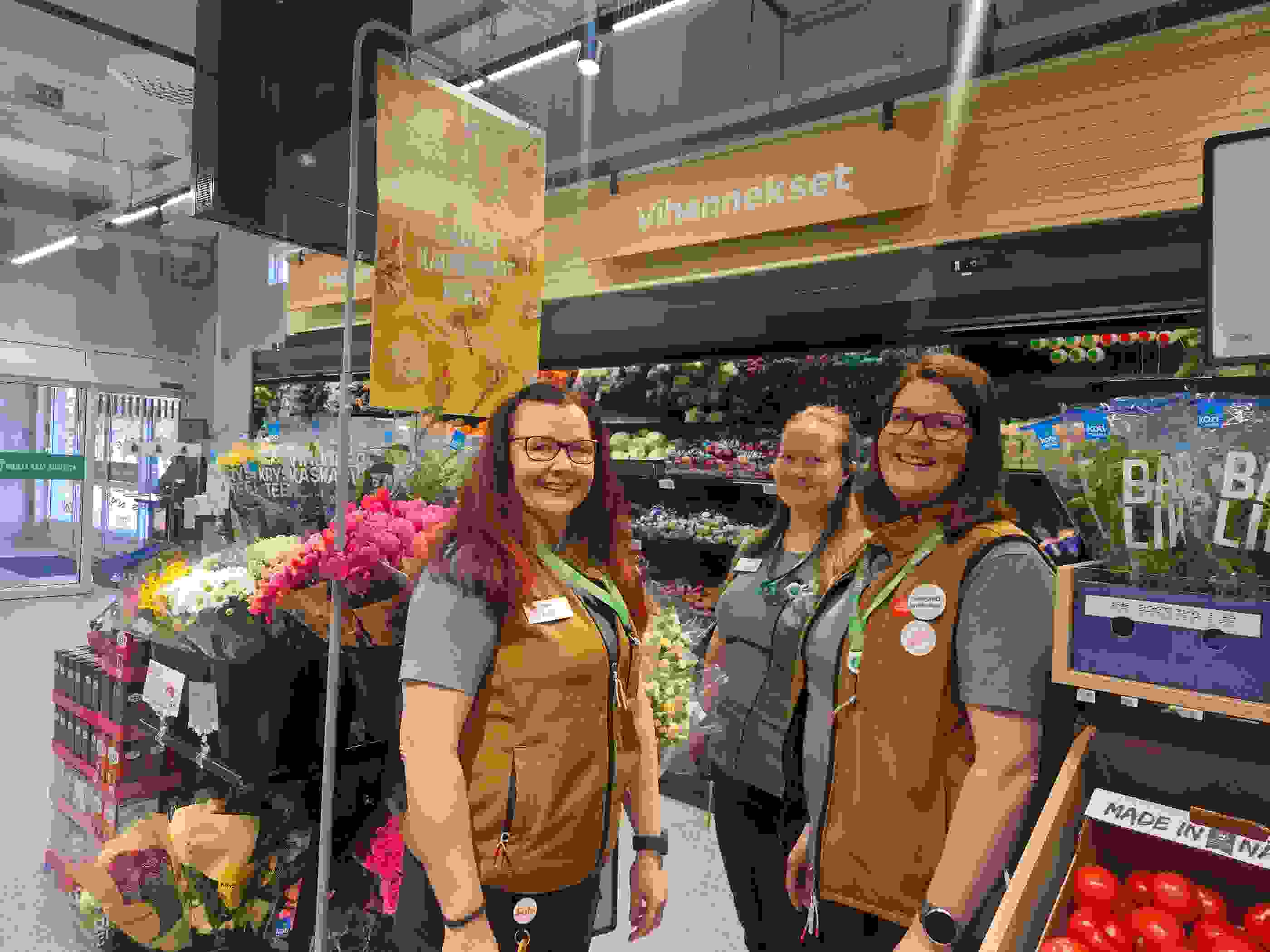 Kuvassa Sale Töysän kolme henkilökunnan jäsentä hevi-osastolla.