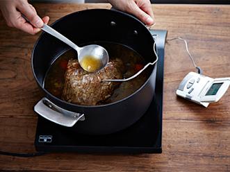 Nosta paisti pataan. Kuori vaahto pois. Keitä paistia reilu tunti tai kunnes mittari näyttää noin 72 astetta. Valele liemellä ja kääntele paistia kypsennyksen aikana.