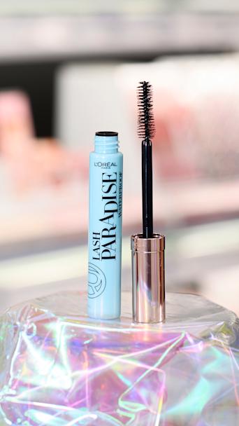 L'Oréal Paris Lash Paradise Waterproof -ripsiväri kuvattuna hohtavan kankaan päällä.