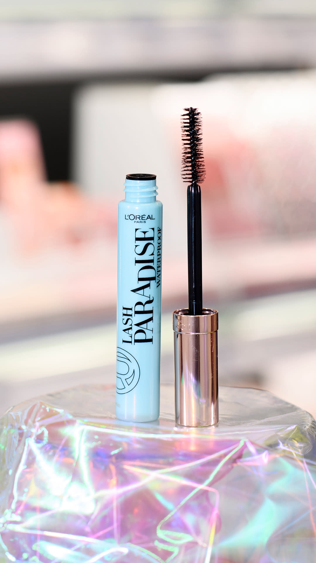 L'Oréal Paris Lash Paradise Waterproof -ripsiväri kuvattuna hohtavan kankaan päällä.