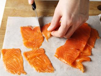 Leikkaa graavilohiviipaleet pieniksi tasakokoisiksi annospaloiksi.