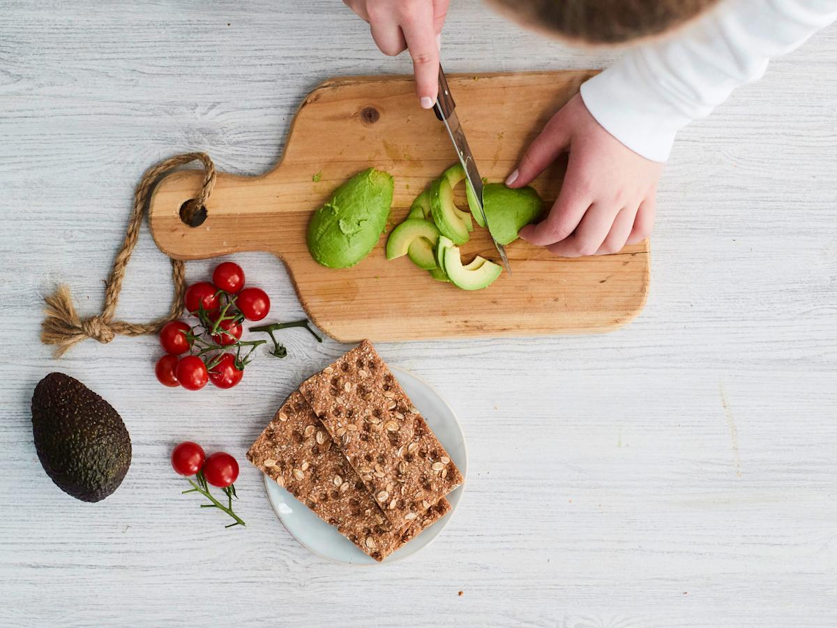 Leikkaa avokado ohuiksi viipaleiksi.