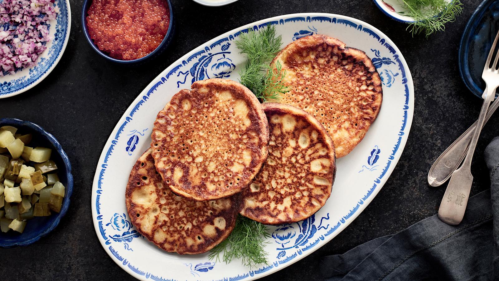 Gluteenittomat blinit sekä mätiä, punasipulia ja suolakurkkuja