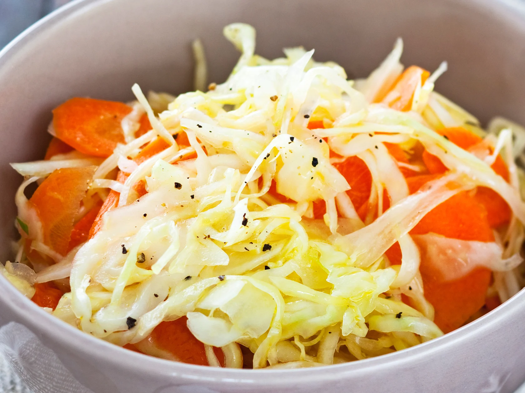 Hunajavinegretillä maustettu kaalisalaatti