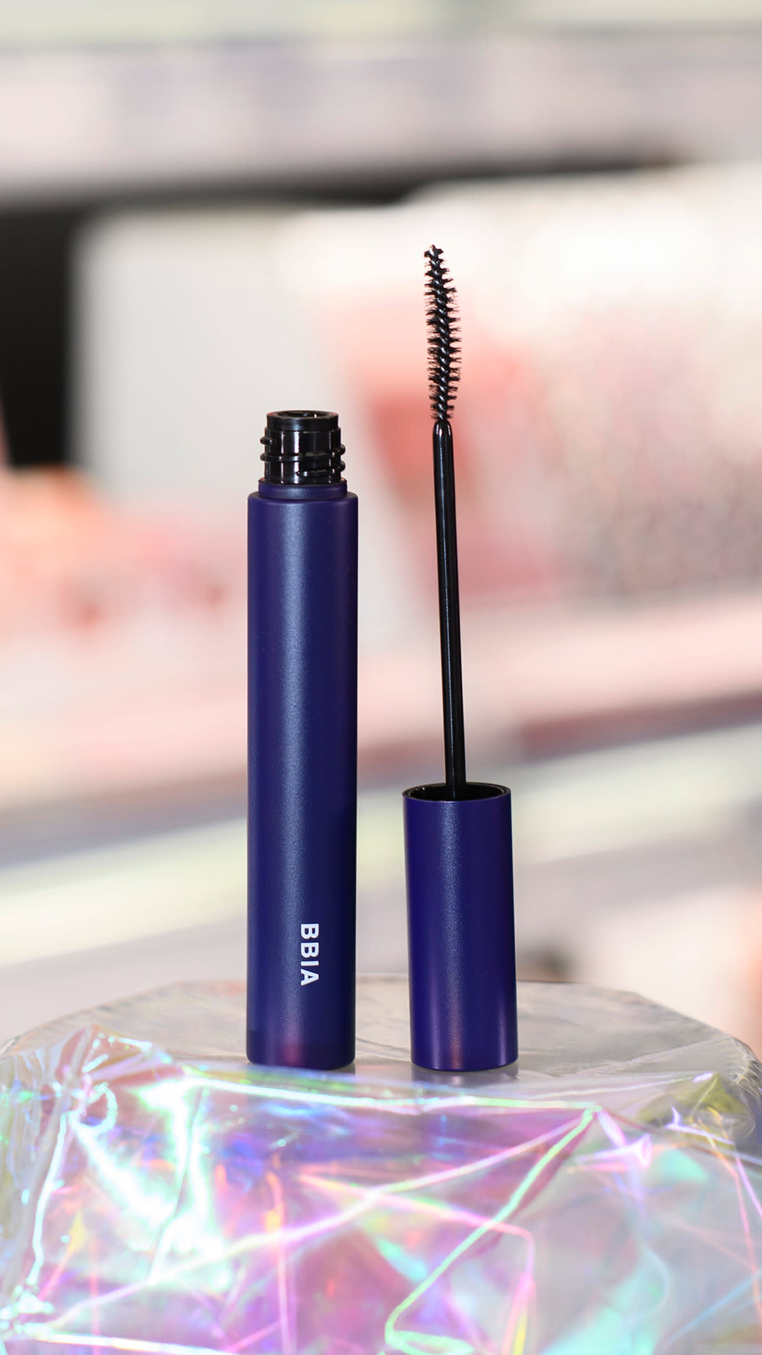 Bbia Never Die Mascara kuvattuna hohtavan kankaan päällä.