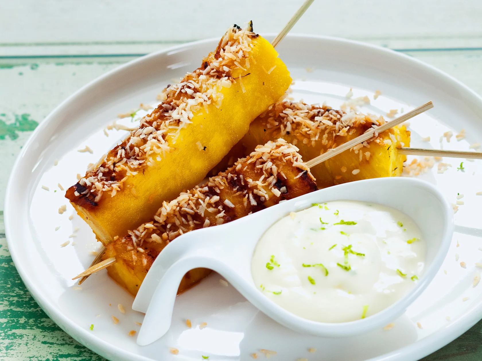 Grillattu ananas ja lime-tuorejuustokastike