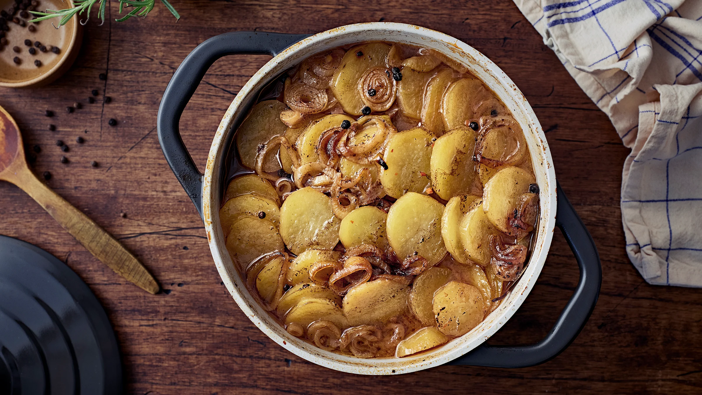 Merimiespihvi mustassa uunipadassa