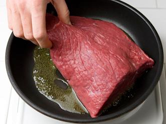 Ota paisti huoneenlämpöön tuntia ennen valmistamista. Poista kalvot. Kuivaa pinta talouspaperilla. Kuumenna rasva pannussa. Ruskista paisti kauttaaltaan.