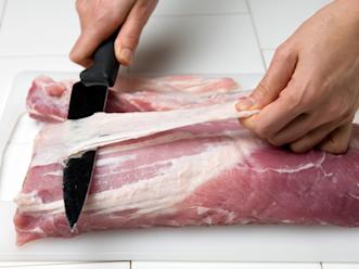 Poista fileestä kalvot. Hiero lihan pintaan karkeaa suolaa.