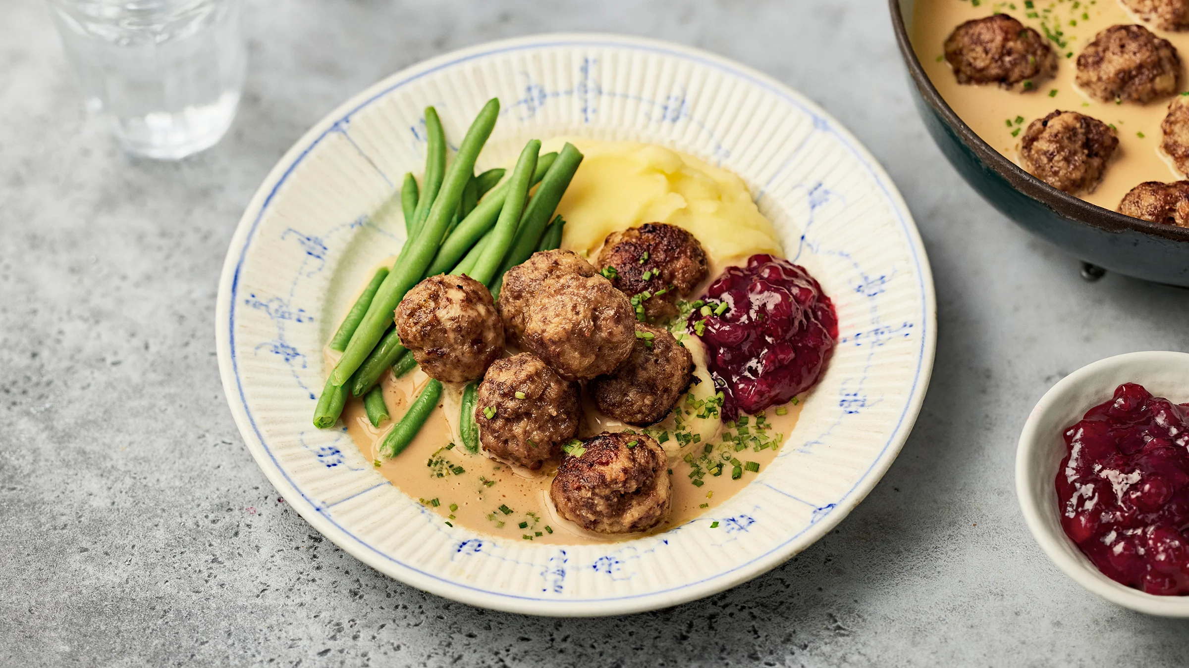 Maukkaat lihapullat ja kermakastike