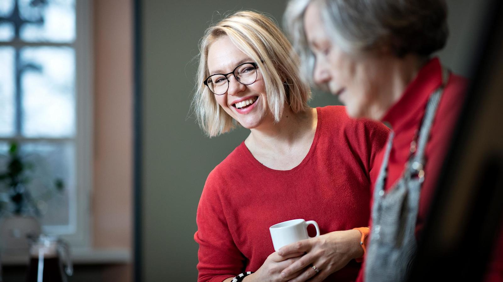 Maija Soljanlahti katselee iloisennäköisenä vanhaa rouvaa, joka kävelee hänen ohitseen.