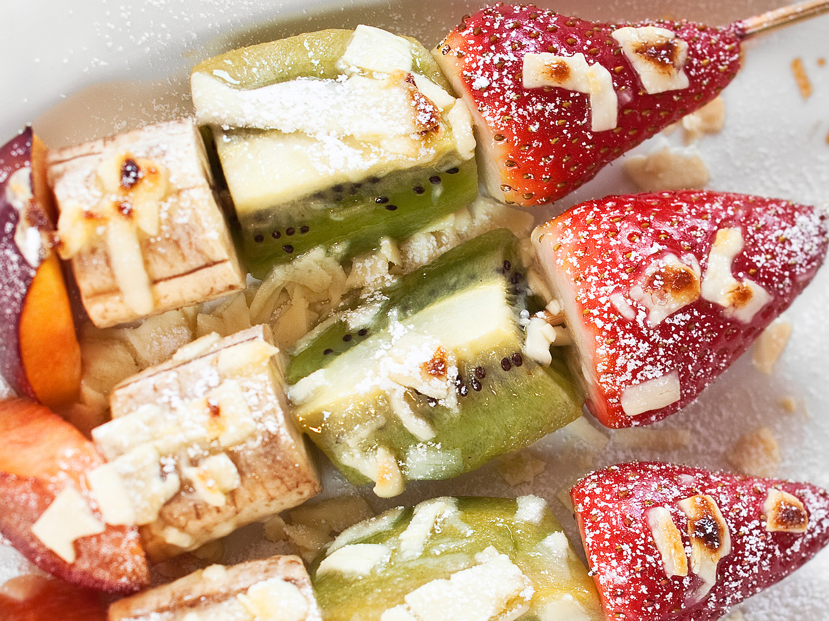 Valkosuklaa-hedelmävartaat