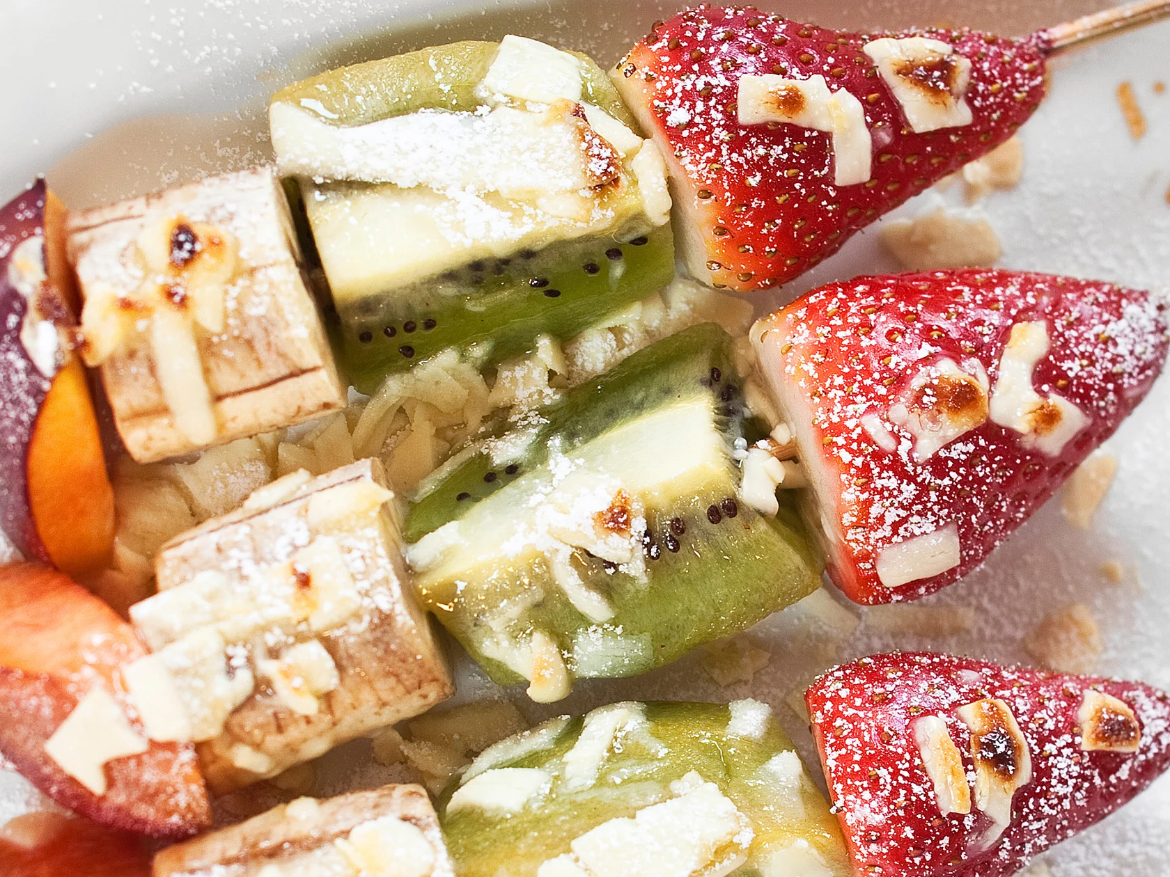 Valkosuklaa-hedelmävartaat