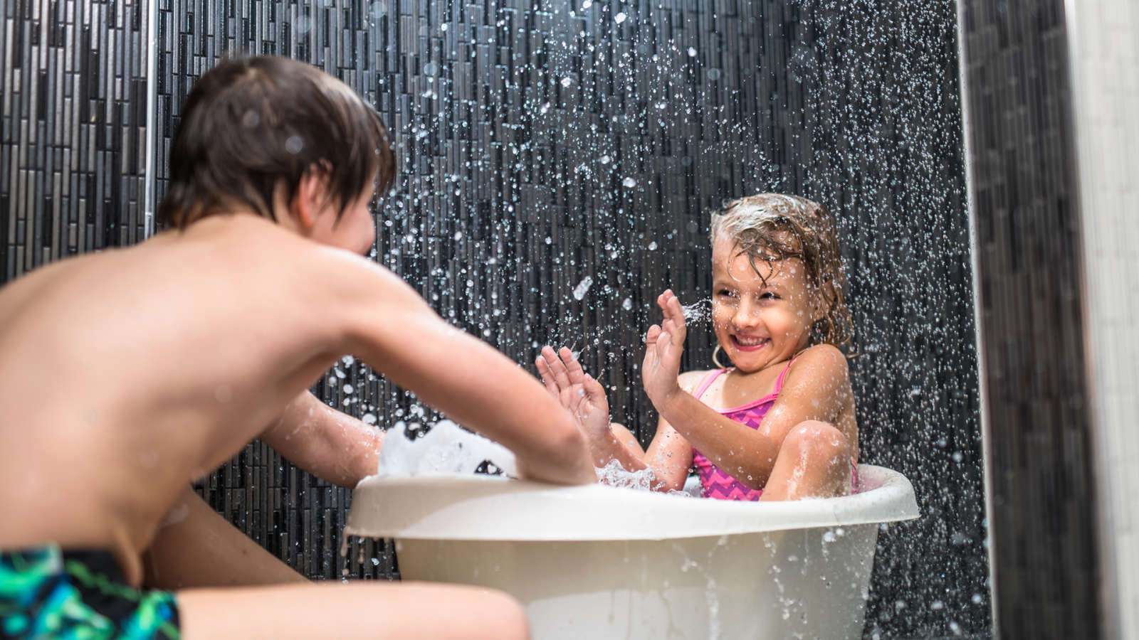 Lapset kylvyssä - käytä lämmintä vettä harkiten