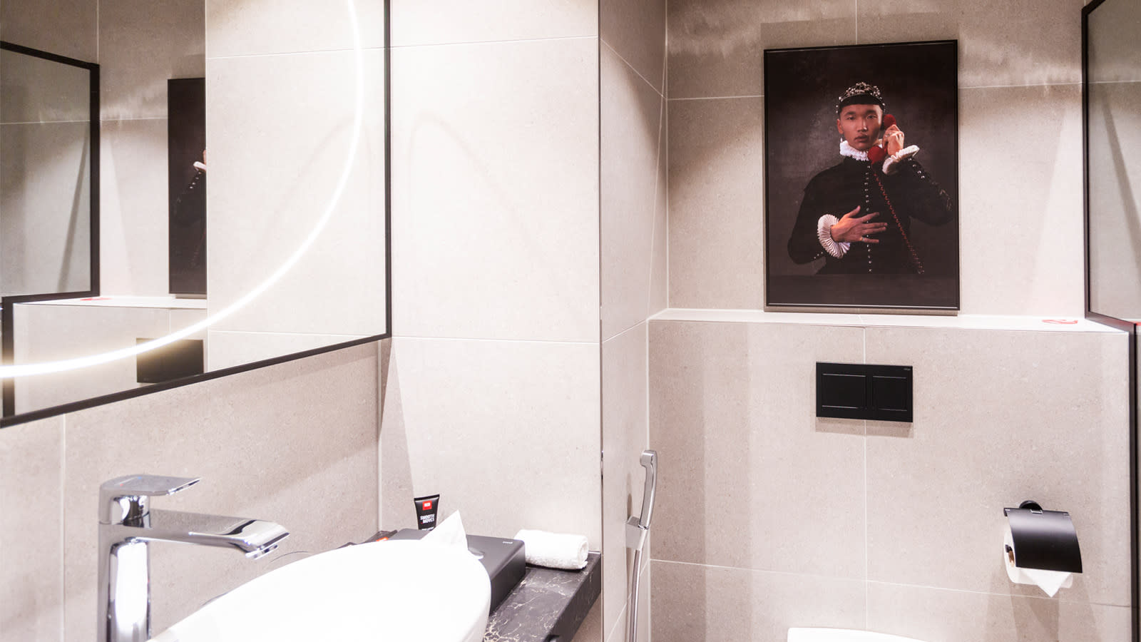 Radisson RED Helsinki -hotellin standard-huoneen vessassa on seinällä valokuvataidetta.